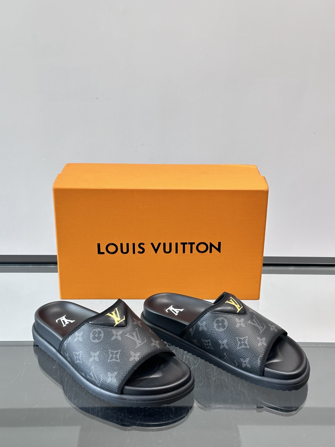 ◾️▫️L 牌奢品男士拖鞋，1:1高端品质，头层牛皮材质，休闲阳光宽松舒适型，最高版本高品质精品，百经典