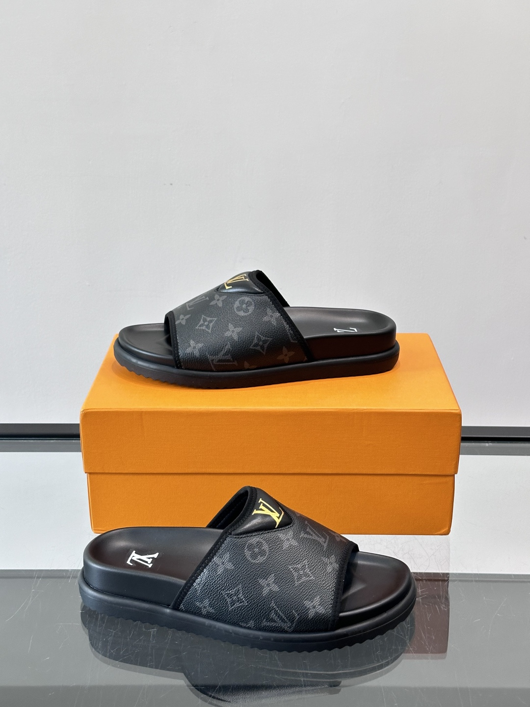 ◾️▫️L 牌奢品男士拖鞋，1:1高端品质，头层牛皮材质，休闲阳光宽松舒适型，最高版本高品质精品，百经典