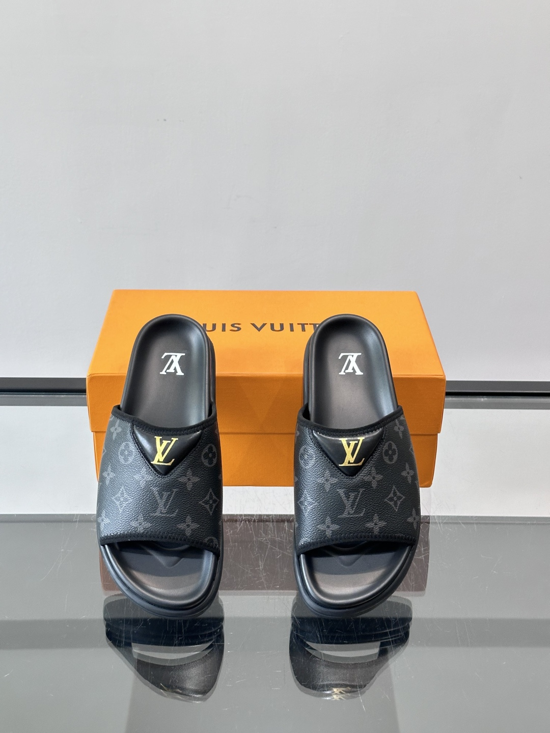 ◾️▫️L 牌奢品男士拖鞋，1:1高端品质，头层牛皮材质，休闲阳光宽松舒适型，最高版本高品质精品，百经典