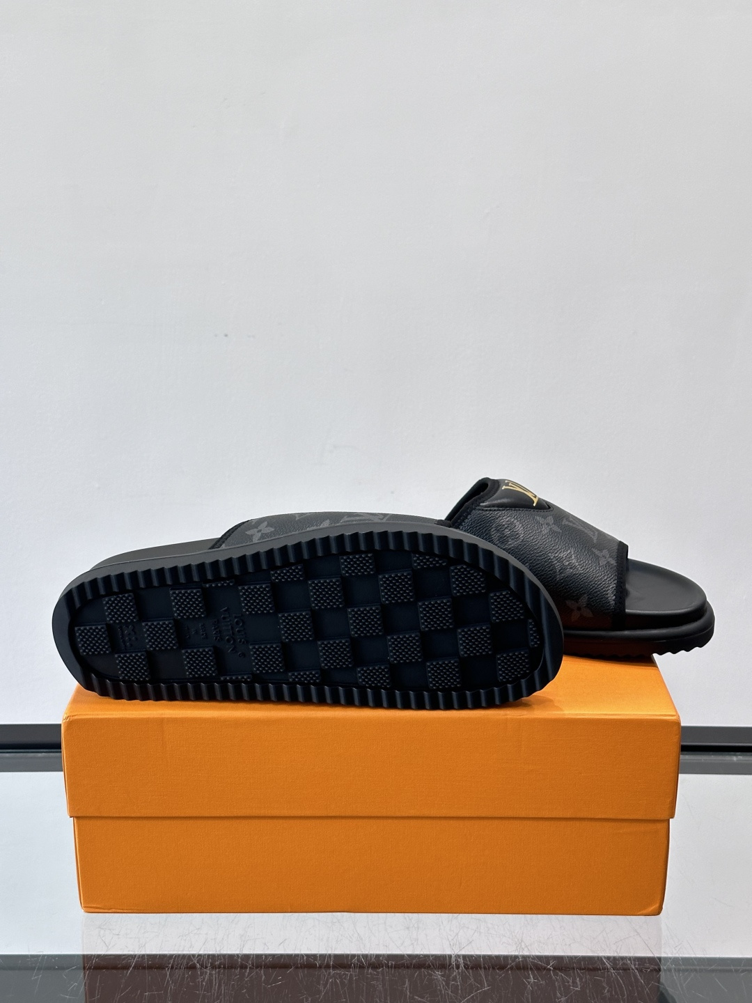 ◾️▫️L 牌奢品男士拖鞋，1:1高端品质，头层牛皮材质，休闲阳光宽松舒适型，最高版本高品质精品，百经典