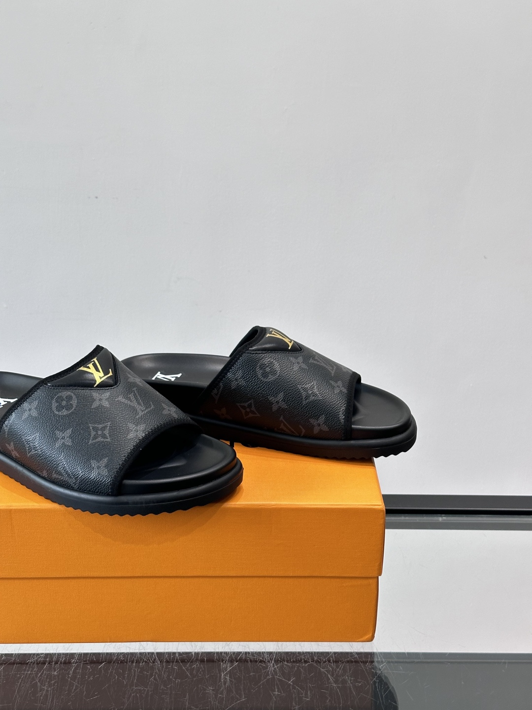 ◾️▫️L 牌奢品男士拖鞋，1:1高端品质，头层牛皮材质，休闲阳光宽松舒适型，最高版本高品质精品，百经典