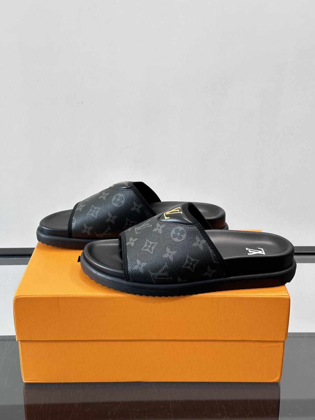 ◾️▫️L 牌奢品男士拖鞋，1:1高端品质，头层牛皮材质，休闲阳光宽松舒适型，最高版本高品质精品，百经典