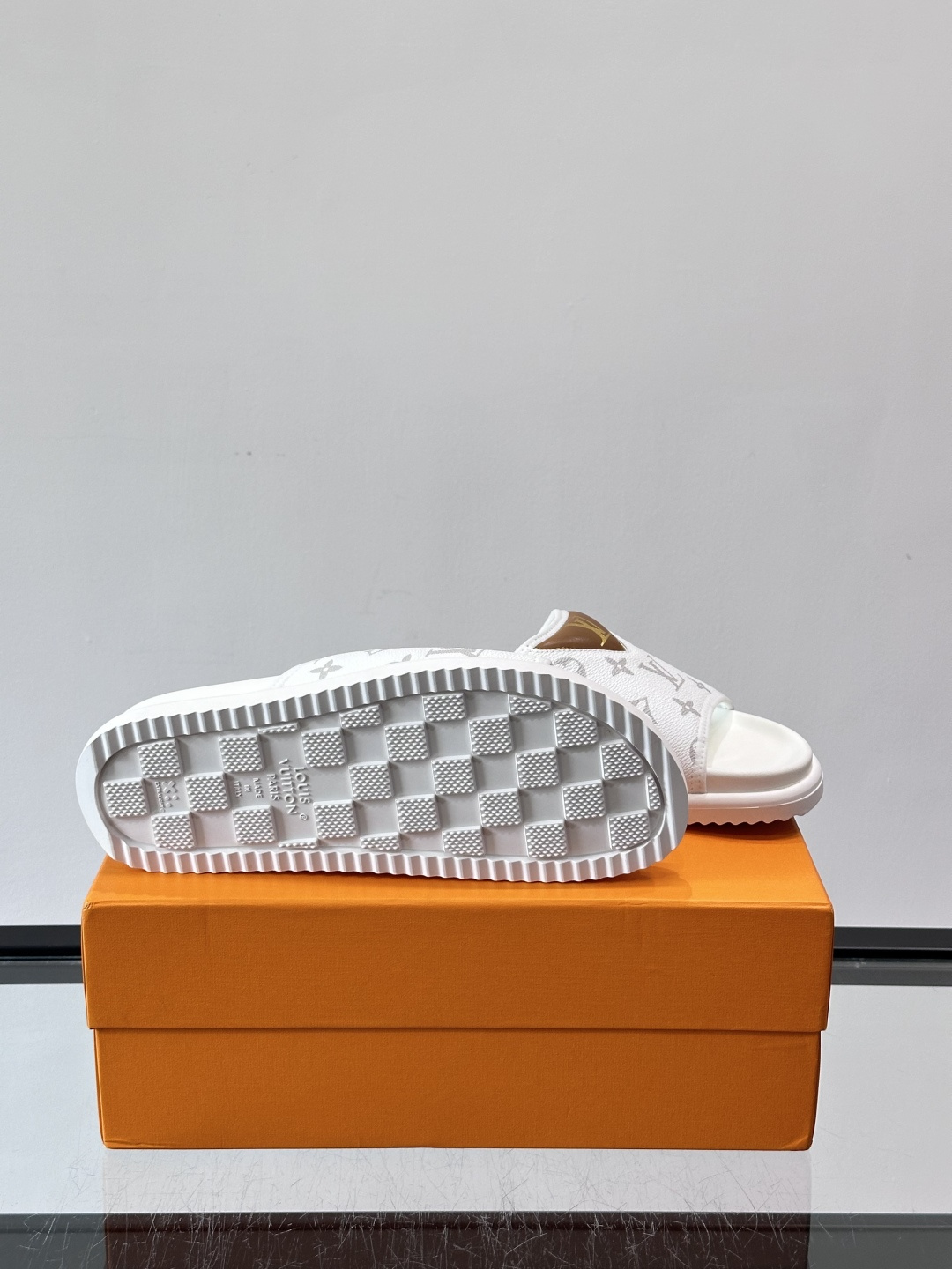 ◾️▫️L 牌奢品男士拖鞋，1:1高端品质，头层牛皮材质，休闲阳光宽松舒适型，最高版本高品质精品，百经典