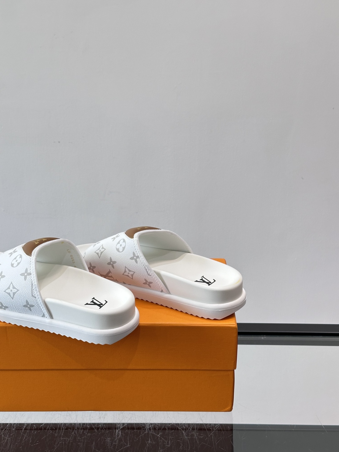 ◾️▫️L 牌奢品男士拖鞋，1:1高端品质，头层牛皮材质，休闲阳光宽松舒适型，最高版本高品质精品，百经典