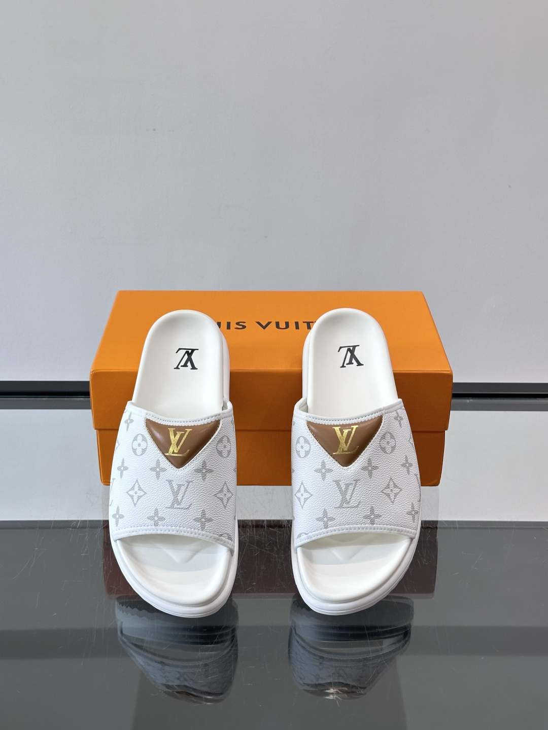 ◾️▫️L 牌奢品男士拖鞋，1:1高端品质，头层牛皮材质，休闲阳光宽松舒适型，最高版本高品质精品，百经典