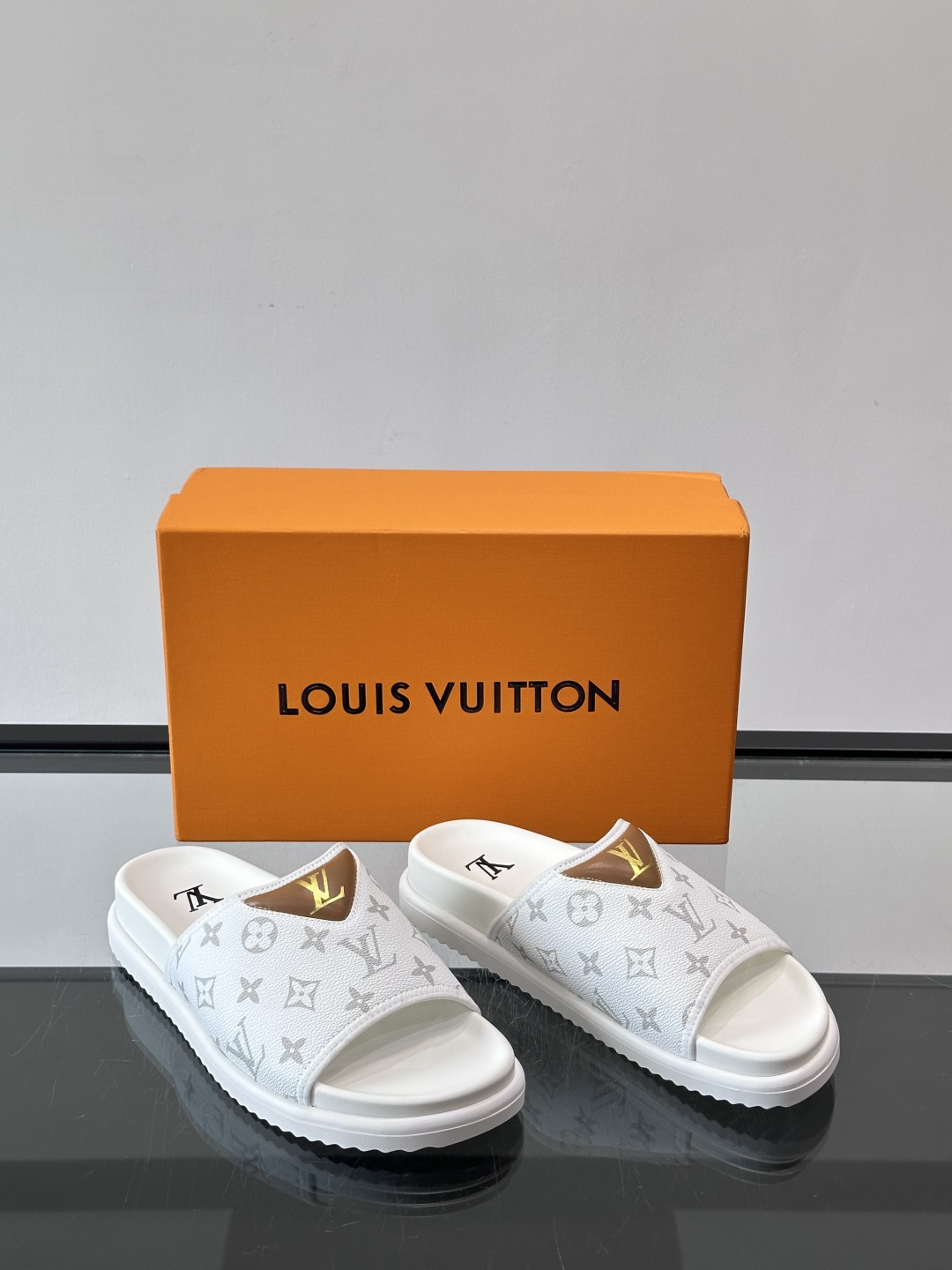 ◾️▫️L 牌奢品男士拖鞋，1:1高端品质，头层牛皮材质，休闲阳光宽松舒适型，最高版本高品质精品，百经典