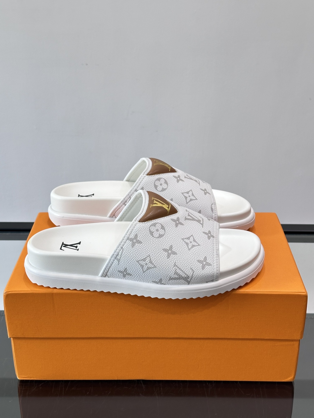 ◾️▫️L 牌奢品男士拖鞋，1:1高端品质，头层牛皮材质，休闲阳光宽松舒适型，最高版本高品质精品，百经典