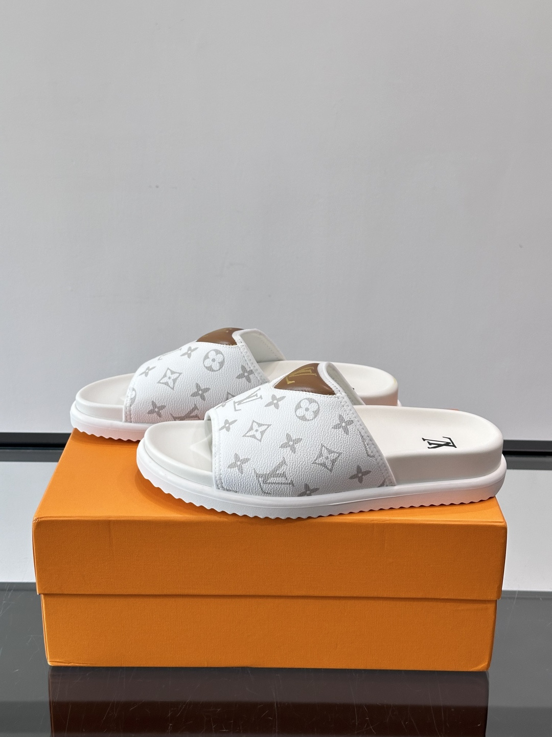 ◾️▫️L 牌奢品男士拖鞋，1:1高端品质，头层牛皮材质，休闲阳光宽松舒适型，最高版本高品质精品，百经典