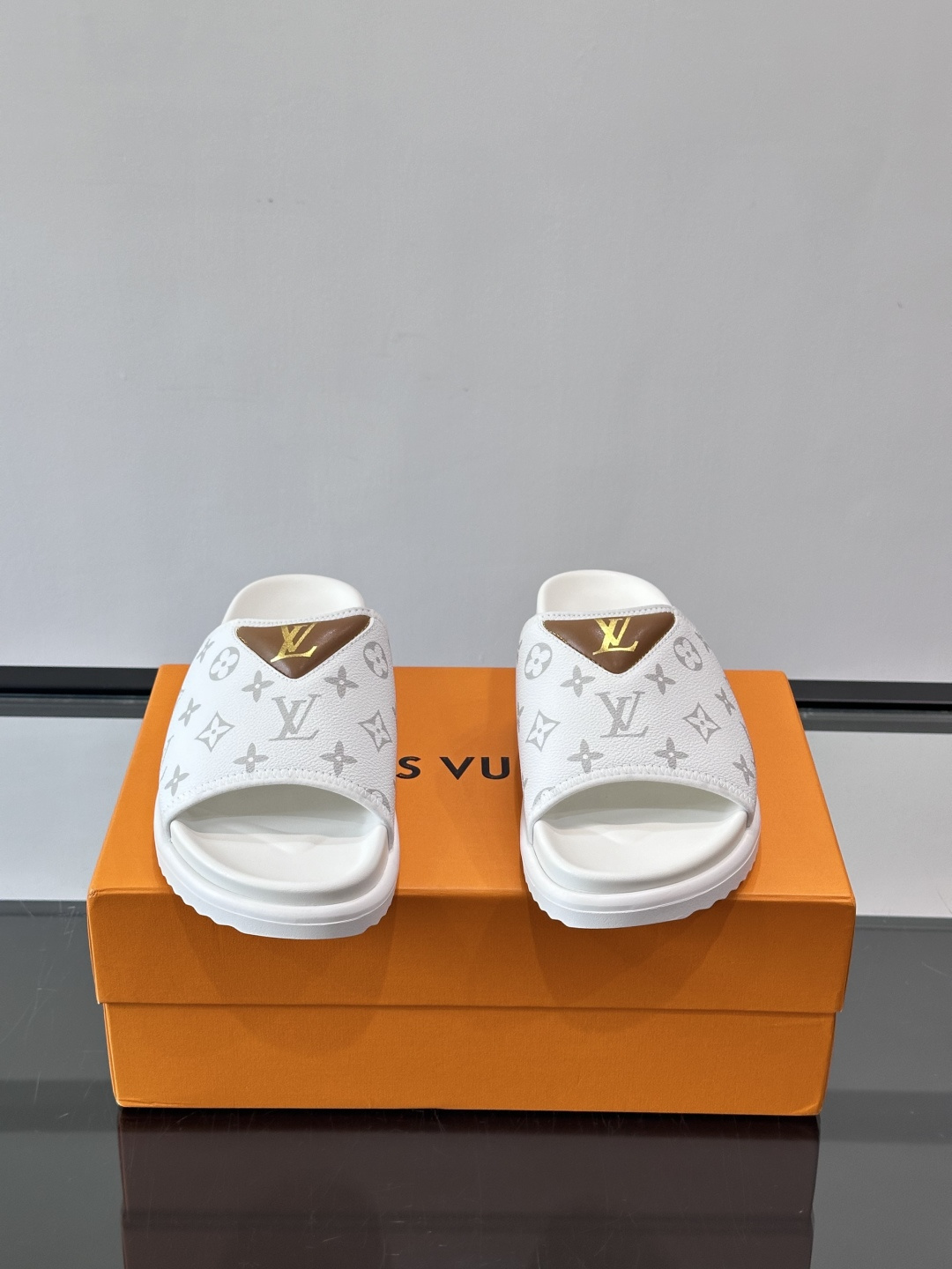 ◾️▫️L 牌奢品男士拖鞋，1:1高端品质，头层牛皮材质，休闲阳光宽松舒适型，最高版本高品质精品，百经典