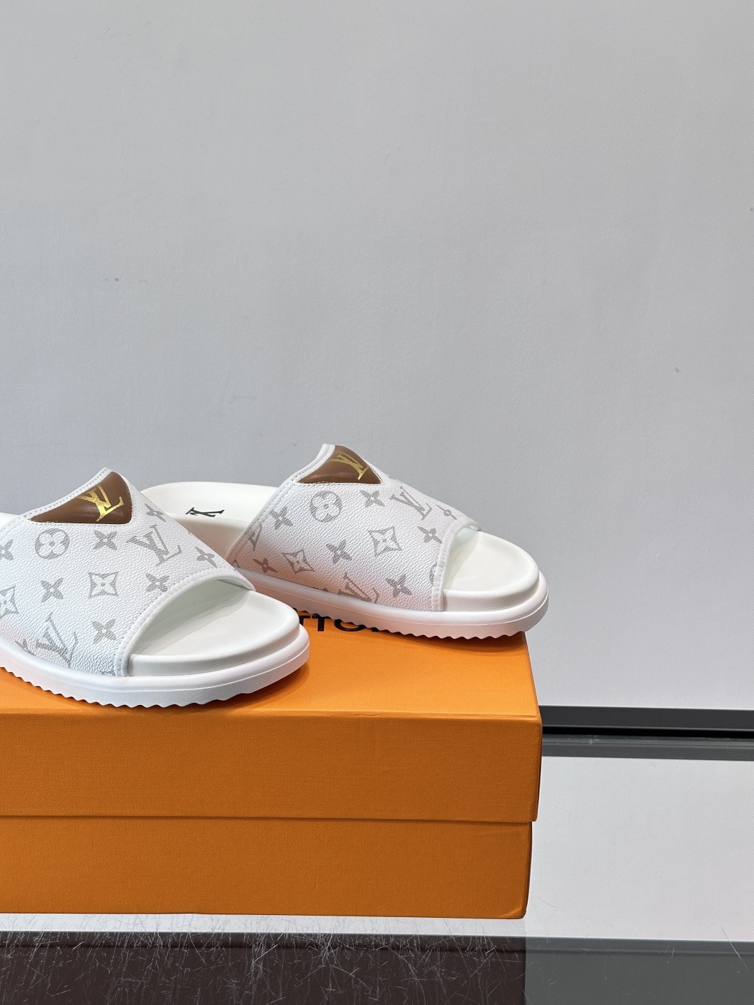 ◾️▫️L 牌奢品男士拖鞋，1:1高端品质，头层牛皮材质，休闲阳光宽松舒适型，最高版本高品质精品，百经典