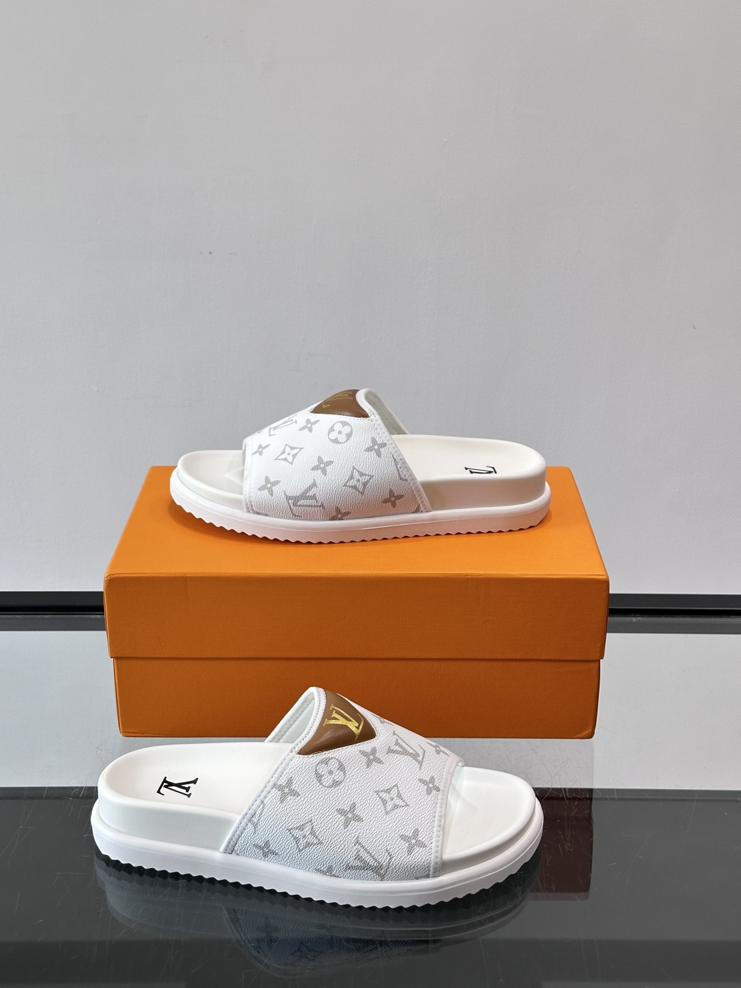 ◾️▫️L 牌奢品男士拖鞋，1:1高端品质，头层牛皮材质，休闲阳光宽松舒适型，最高版本高品质精品，百经典