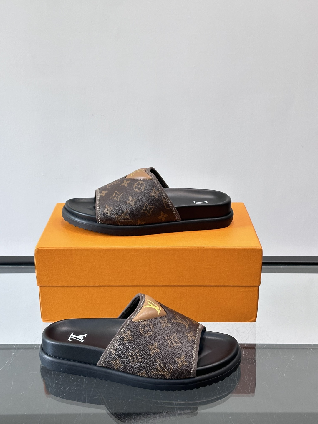 ◾️▫️L 牌奢品男士拖鞋，1:1高端品质，头层牛皮材质，休闲阳光宽松舒适型，最高版本高品质精品，百经典