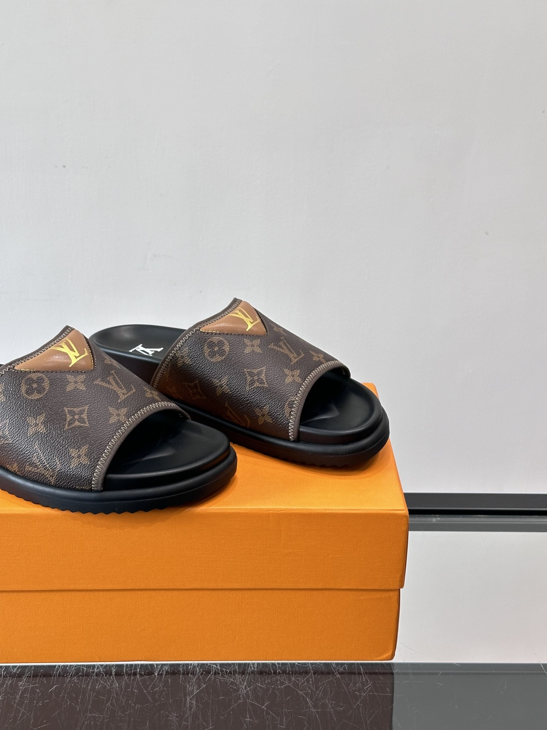 ◾️▫️L 牌奢品男士拖鞋，1:1高端品质，头层牛皮材质，休闲阳光宽松舒适型，最高版本高品质精品，百经典