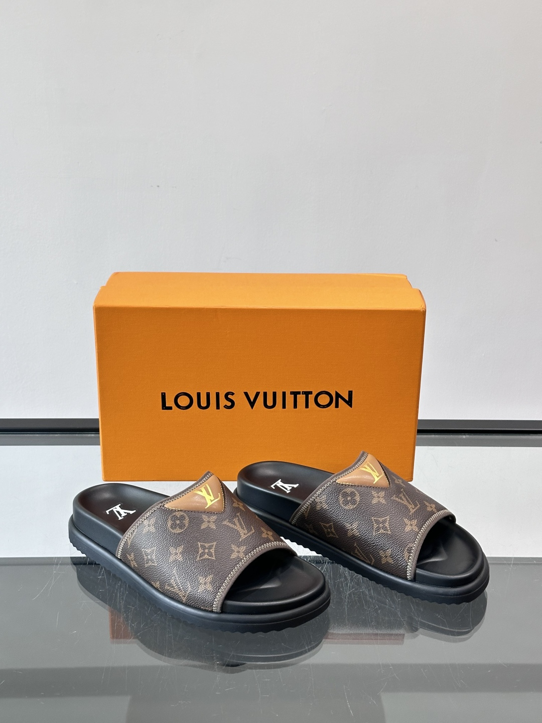 ◾️▫️L 牌奢品男士拖鞋，1:1高端品质，头层牛皮材质，休闲阳光宽松舒适型，最高版本高品质精品，百经典