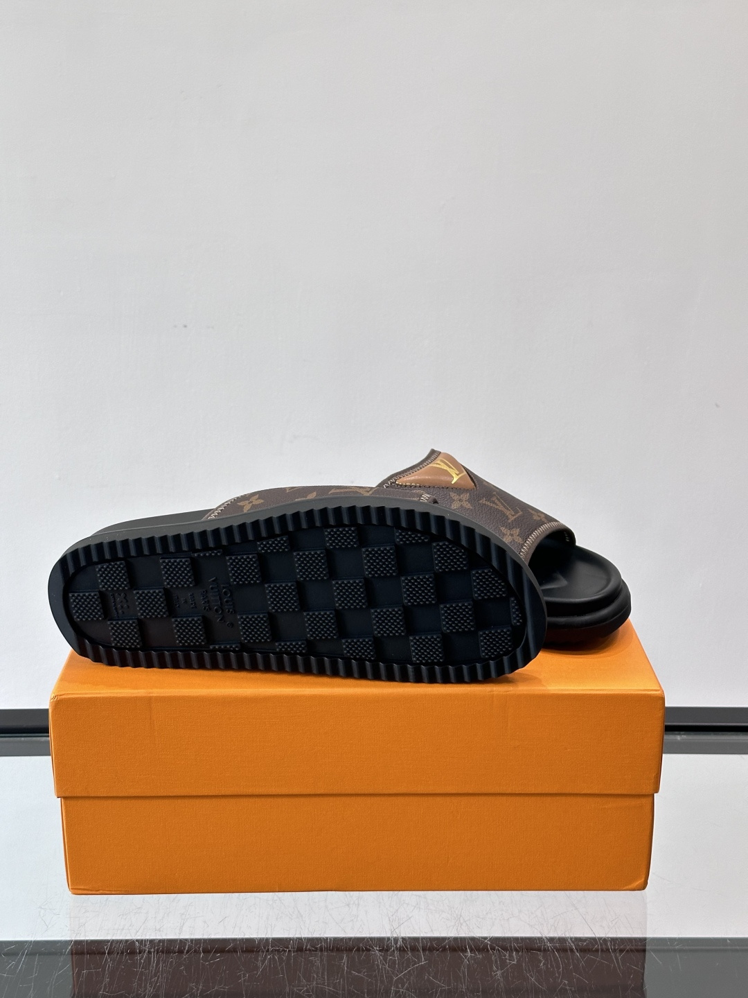 ◾️▫️L 牌奢品男士拖鞋，1:1高端品质，头层牛皮材质，休闲阳光宽松舒适型，最高版本高品质精品，百经典