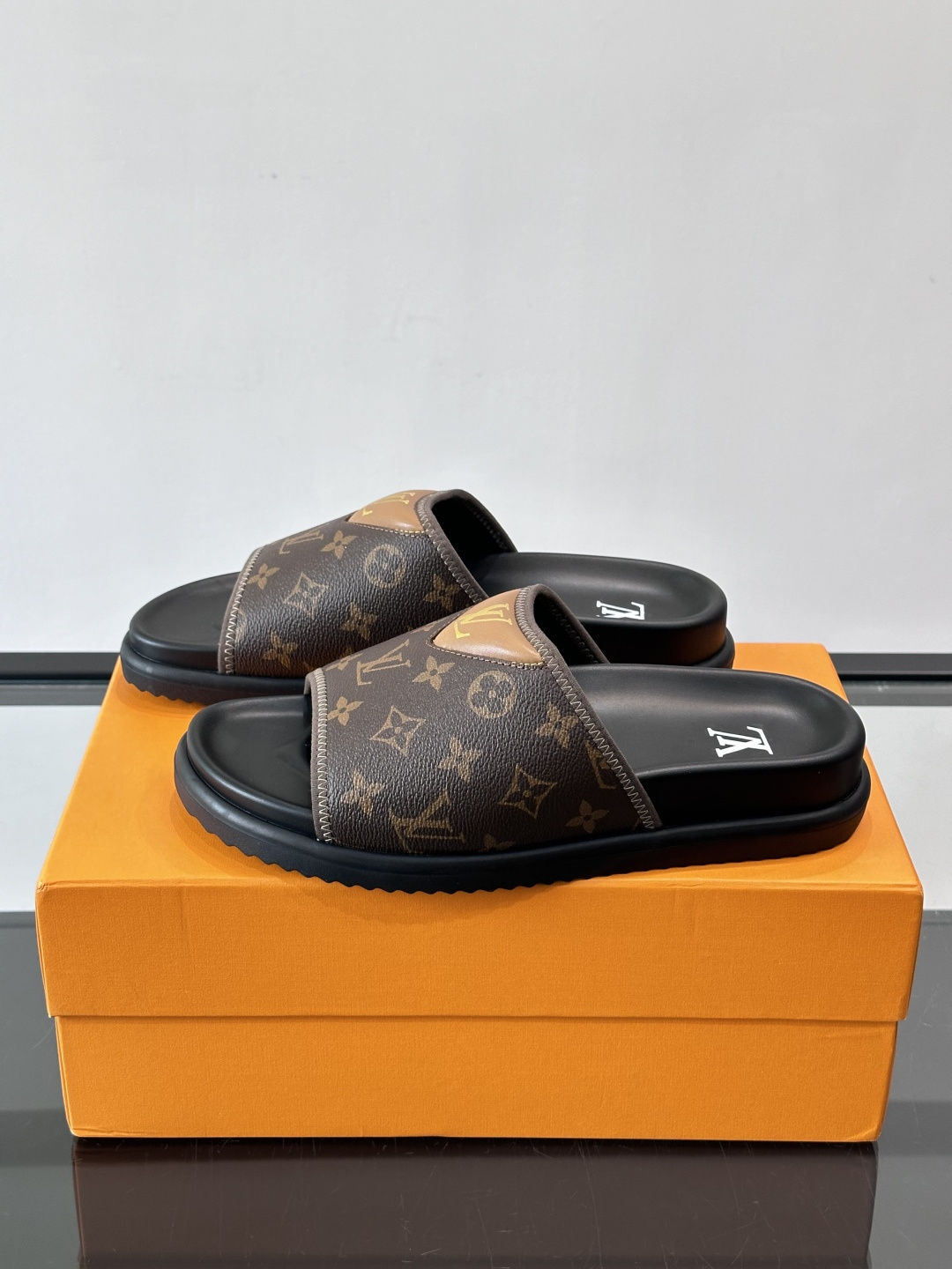 ◾️▫️L 牌奢品男士拖鞋，1:1高端品质，头层牛皮材质，休闲阳光宽松舒适型，最高版本高品质精品，百经典