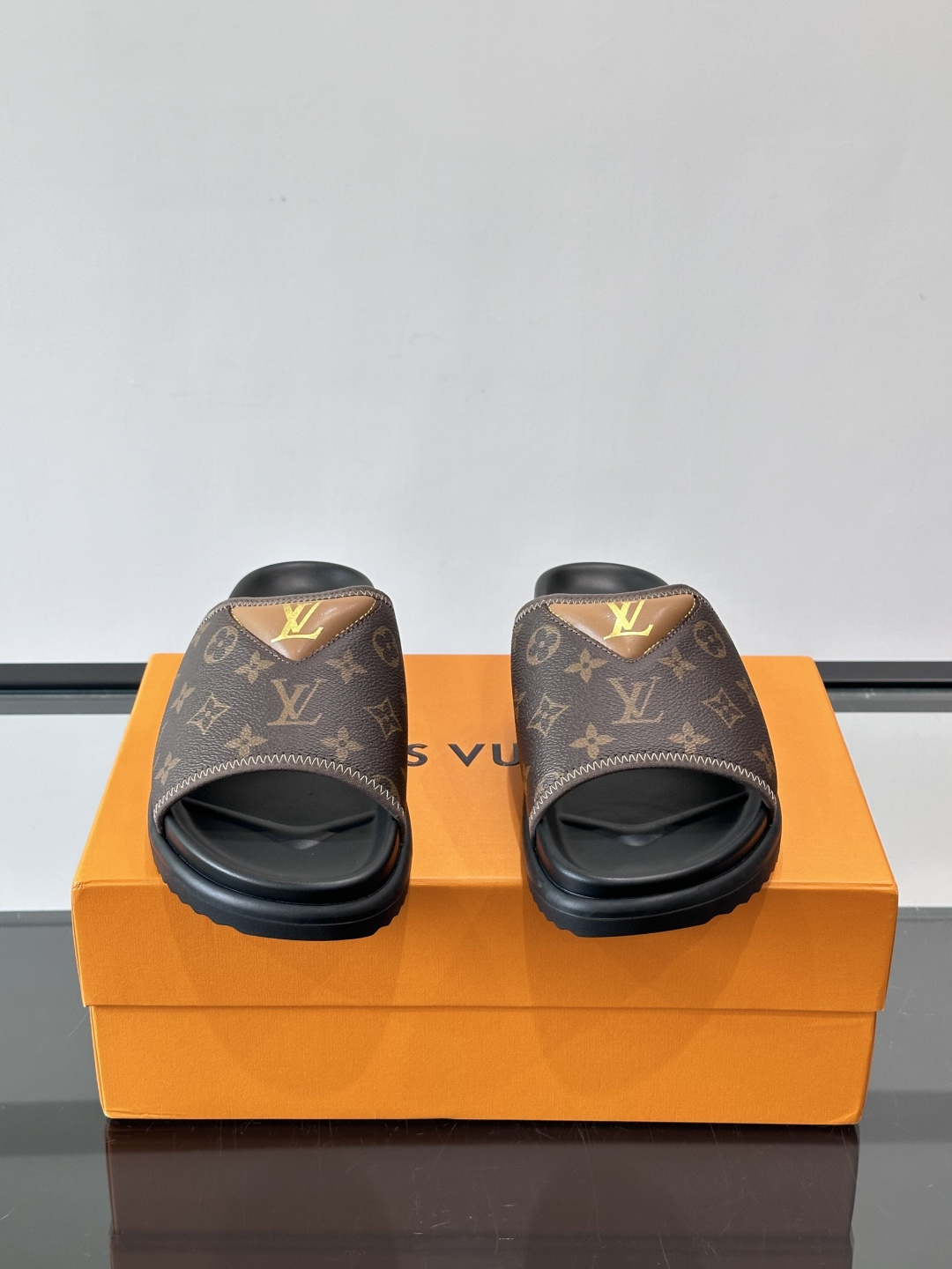 ◾️▫️L 牌奢品男士拖鞋，1:1高端品质，头层牛皮材质，休闲阳光宽松舒适型，最高版本高品质精品，百经典