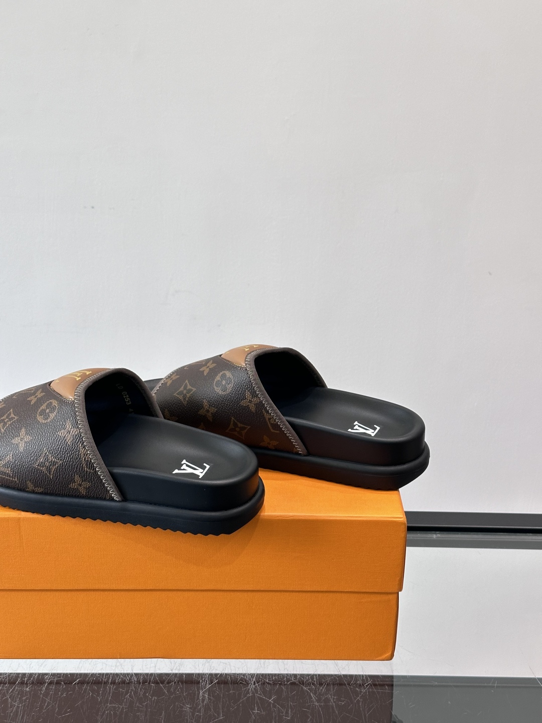 ◾️▫️L 牌奢品男士拖鞋，1:1高端品质，头层牛皮材质，休闲阳光宽松舒适型，最高版本高品质精品，百经典