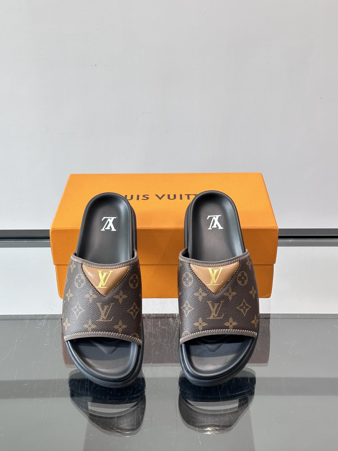 ◾️▫️L 牌奢品男士拖鞋，1:1高端品质，头层牛皮材质，休闲阳光宽松舒适型，最高版本高品质精品，百经典