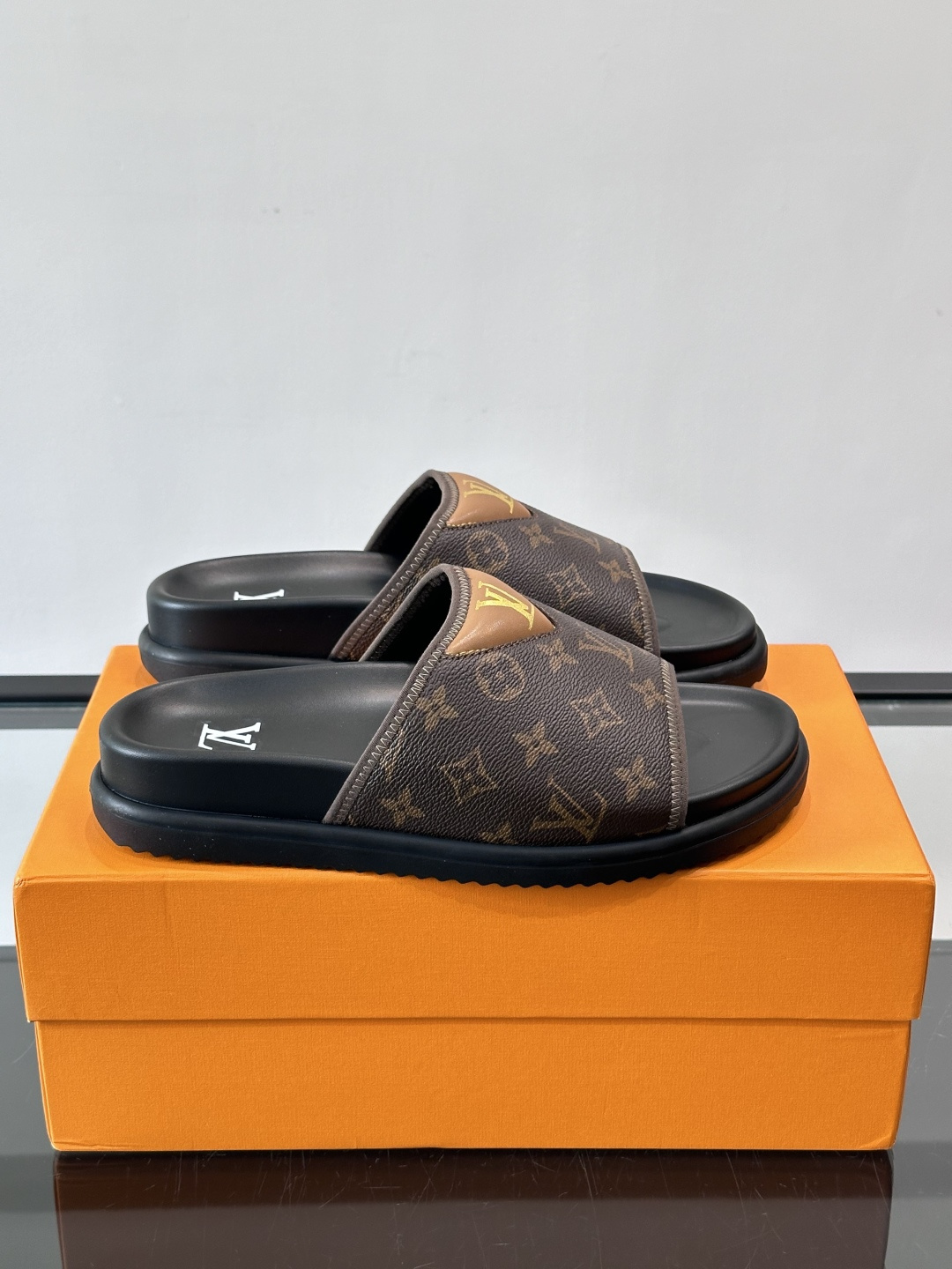 ◾️▫️L 牌奢品男士拖鞋，1:1高端品质，头层牛皮材质，休闲阳光宽松舒适型，最高版本高品质精品，百经典