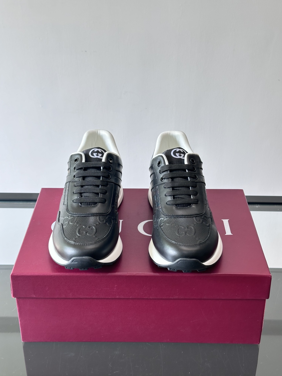 Gucci经典的老爹鞋，采用冲孔与皮革拼接设计，鞋身侧面有品牌标志性双G压印，搭配厚底设计，兼具舒适度与