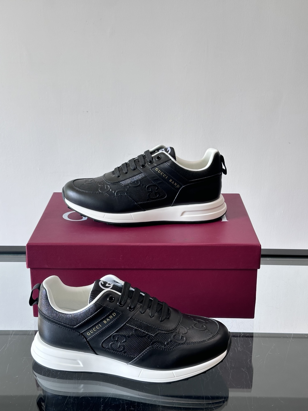 Gucci经典的老爹鞋，采用冲孔与皮革拼接设计，鞋身侧面有品牌标志性双G压印，搭配厚底设计，兼具舒适度与
