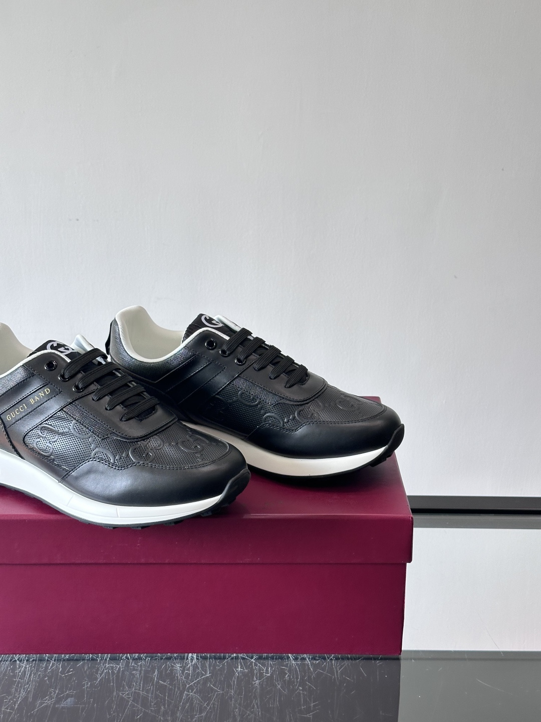 Gucci经典的老爹鞋，采用冲孔与皮革拼接设计，鞋身侧面有品牌标志性双G压印，搭配厚底设计，兼具舒适度与