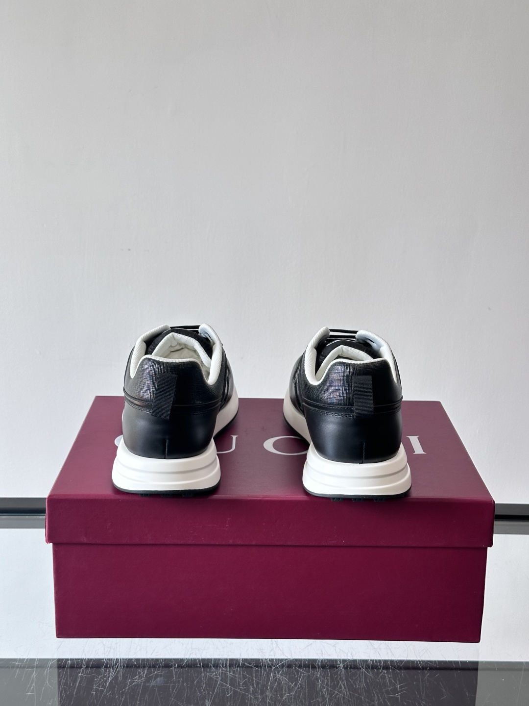 Gucci经典的老爹鞋，采用冲孔与皮革拼接设计，鞋身侧面有品牌标志性双G压印，搭配厚底设计，兼具舒适度与