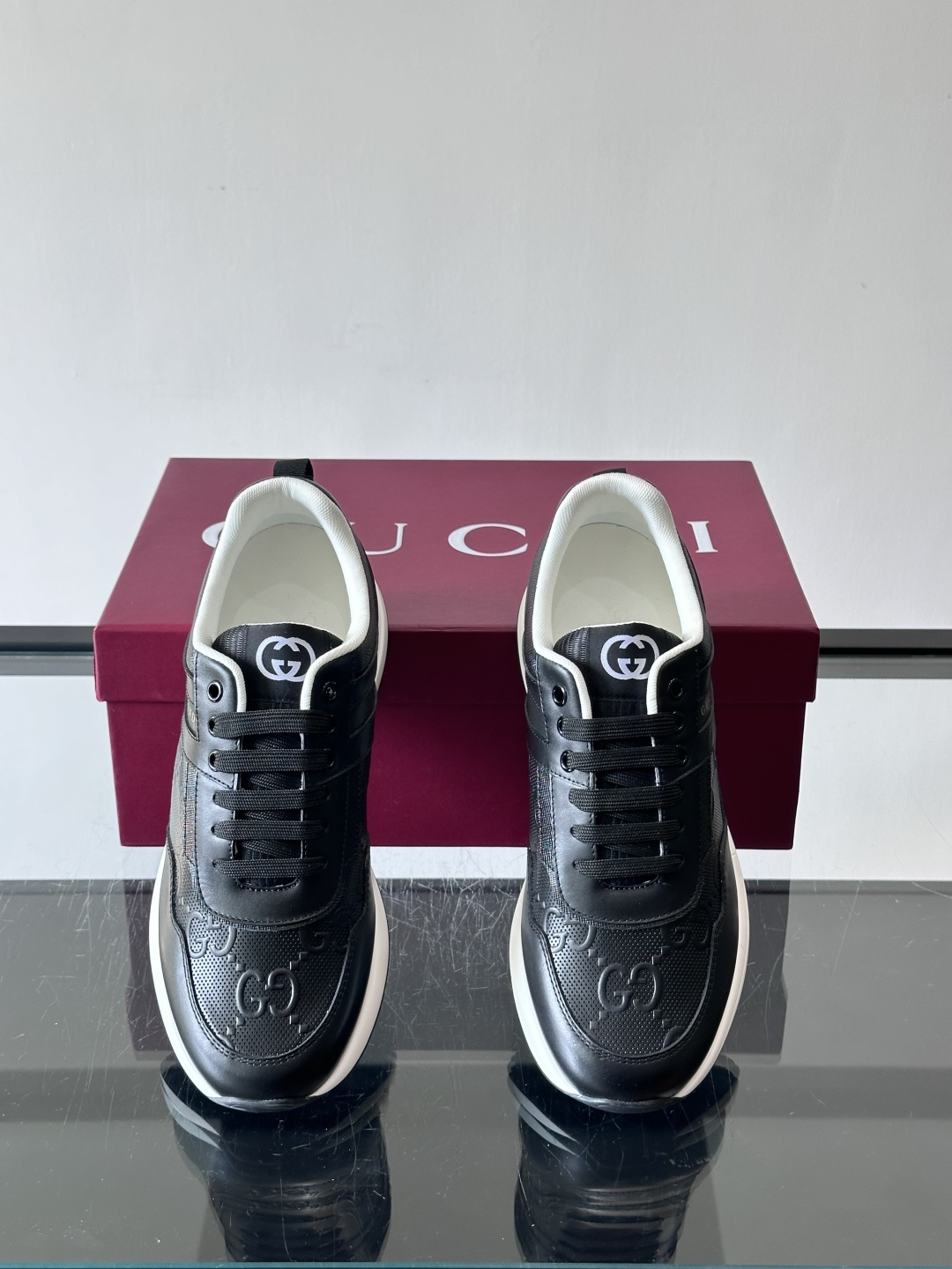 Gucci经典的老爹鞋，采用冲孔与皮革拼接设计，鞋身侧面有品牌标志性双G压印，搭配厚底设计，兼具舒适度与