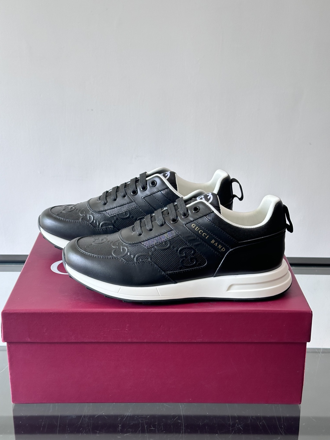 Gucci经典的老爹鞋，采用冲孔与皮革拼接设计，鞋身侧面有品牌标志性双G压印，搭配厚底设计，兼具舒适度与