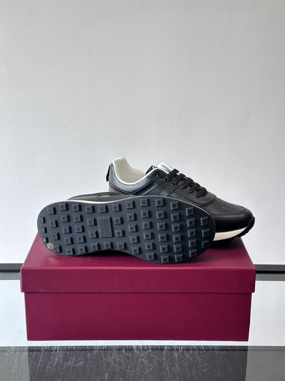 Gucci经典的老爹鞋，采用冲孔与皮革拼接设计，鞋身侧面有品牌标志性双G压印，搭配厚底设计，兼具舒适度与