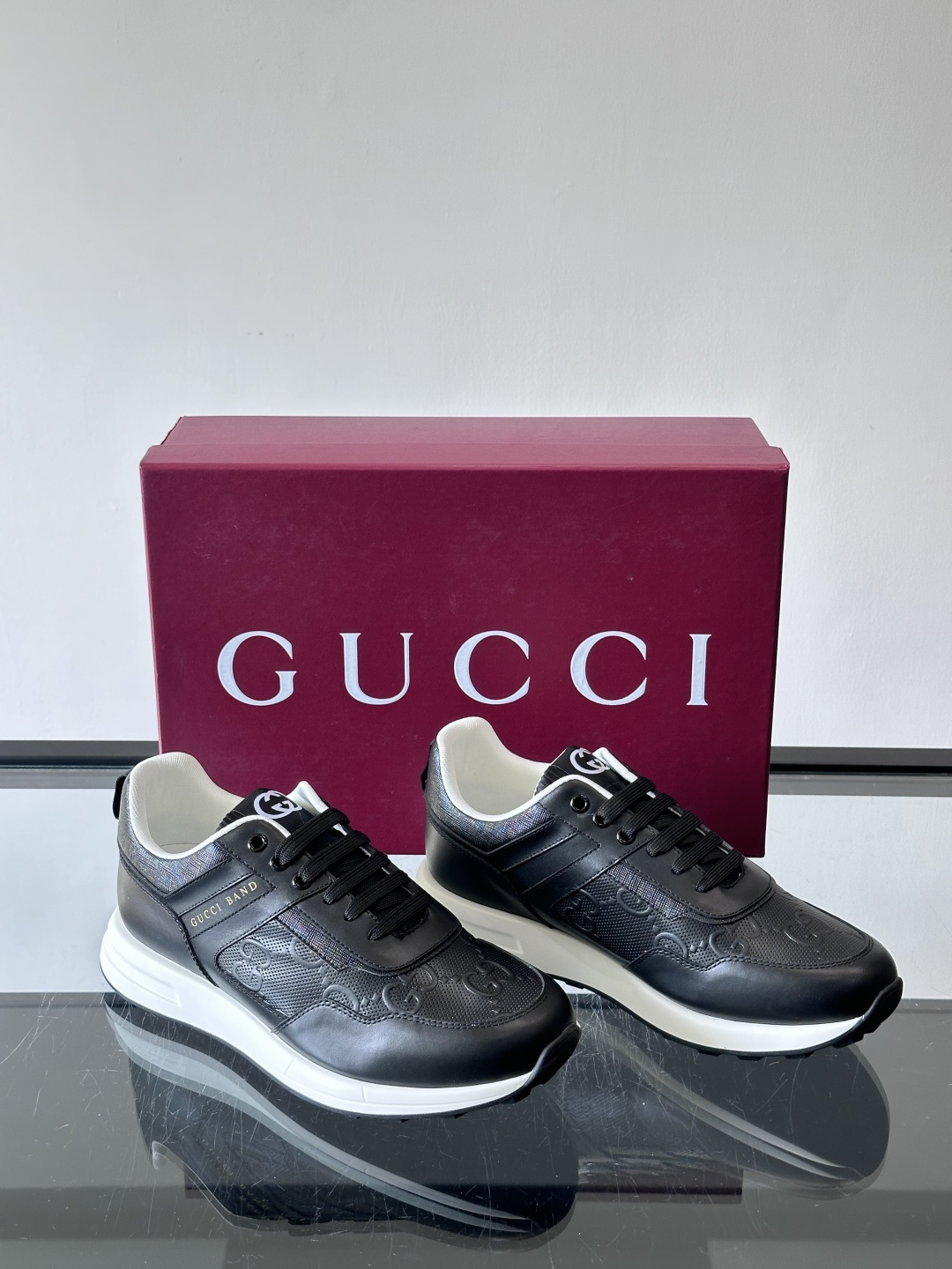 Gucci经典的老爹鞋，采用冲孔与皮革拼接设计，鞋身侧面有品牌标志性双G压印，搭配厚底设计，兼具舒适度与