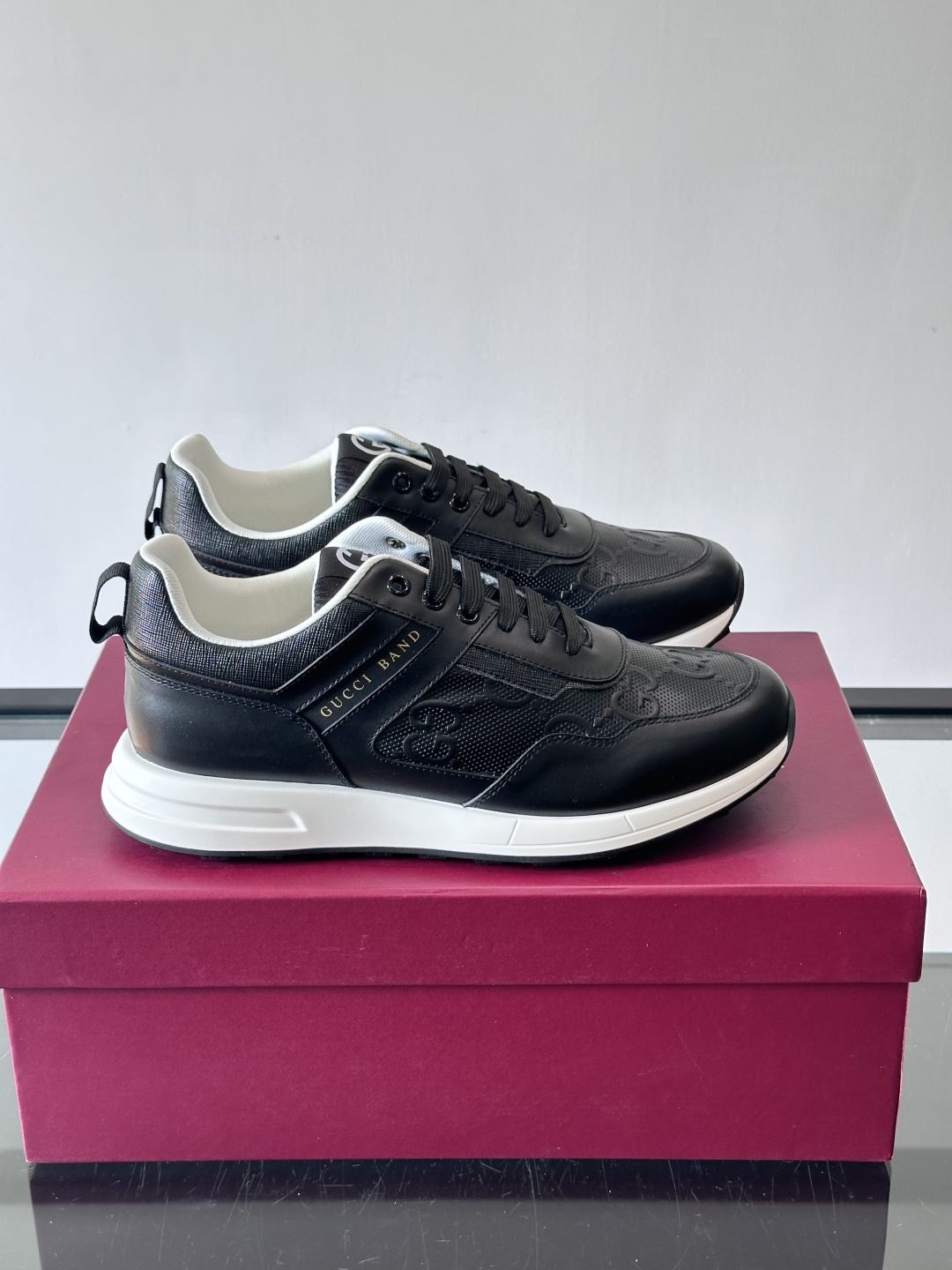 Gucci经典的老爹鞋，采用冲孔与皮革拼接设计，鞋身侧面有品牌标志性双G压印，搭配厚底设计，兼具舒适度与