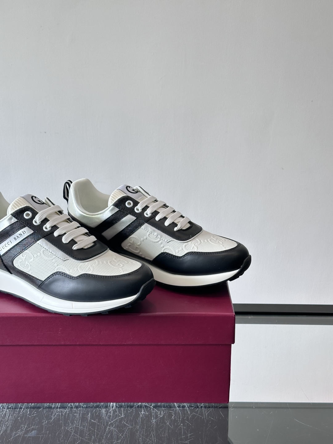 Gucci经典的老爹鞋，采用冲孔与皮革拼接设计，鞋身侧面有品牌标志性双G压印，搭配厚底设计，兼具舒适度与