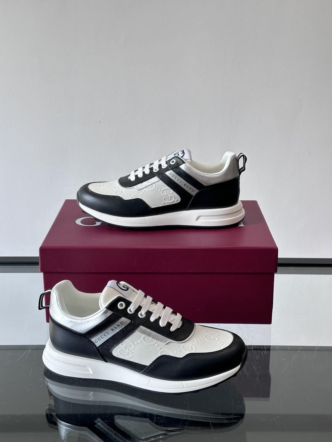 Gucci经典的老爹鞋，采用冲孔与皮革拼接设计，鞋身侧面有品牌标志性双G压印，搭配厚底设计，兼具舒适度与