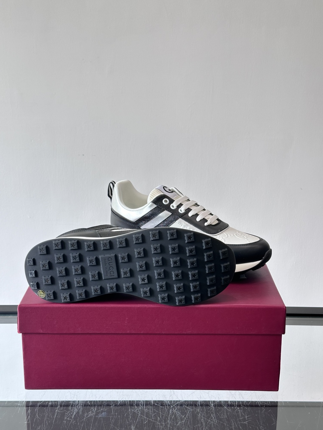 Gucci经典的老爹鞋，采用冲孔与皮革拼接设计，鞋身侧面有品牌标志性双G压印，搭配厚底设计，兼具舒适度与