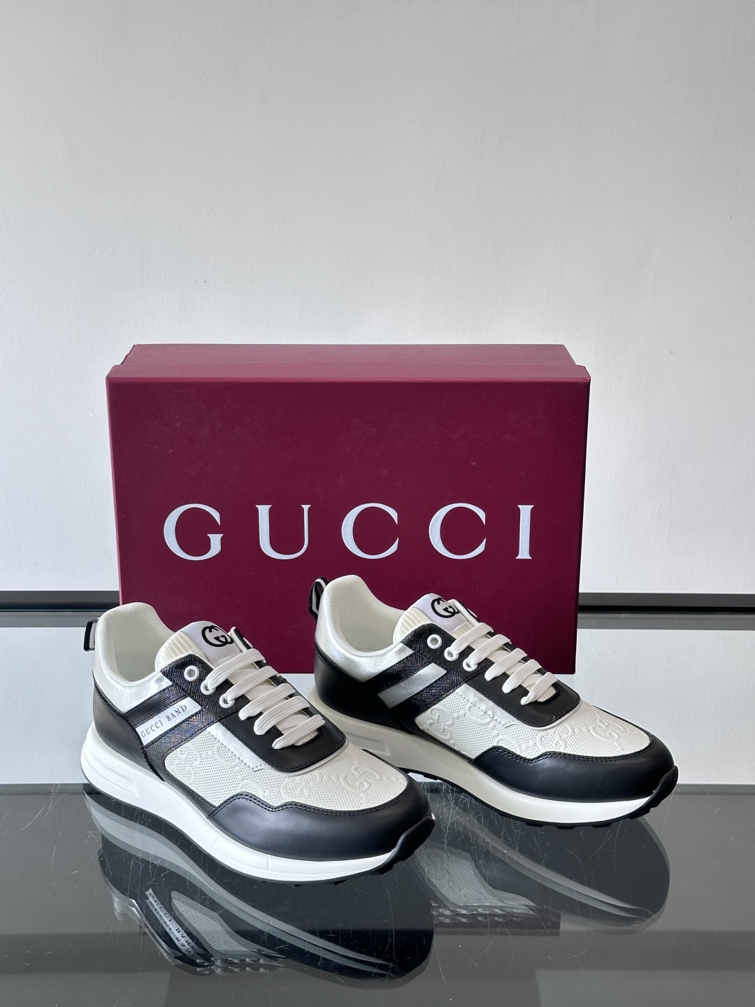 Gucci经典的老爹鞋，采用冲孔与皮革拼接设计，鞋身侧面有品牌标志性双G压印，搭配厚底设计，兼具舒适度与