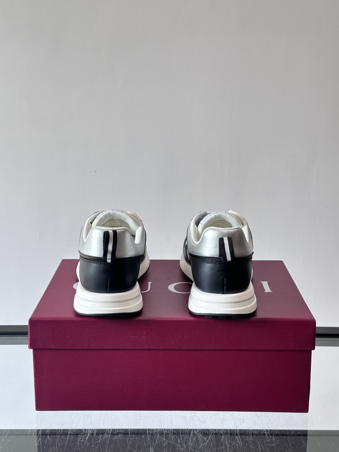 Gucci经典的老爹鞋，采用冲孔与皮革拼接设计，鞋身侧面有品牌标志性双G压印，搭配厚底设计，兼具舒适度与