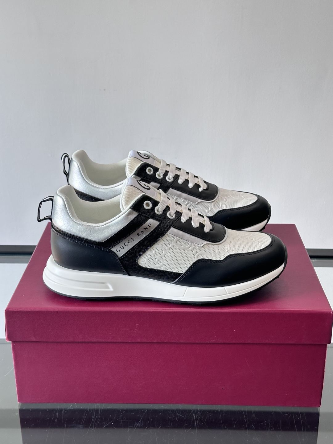 Gucci经典的老爹鞋，采用冲孔与皮革拼接设计，鞋身侧面有品牌标志性双G压印，搭配厚底设计，兼具舒适度与