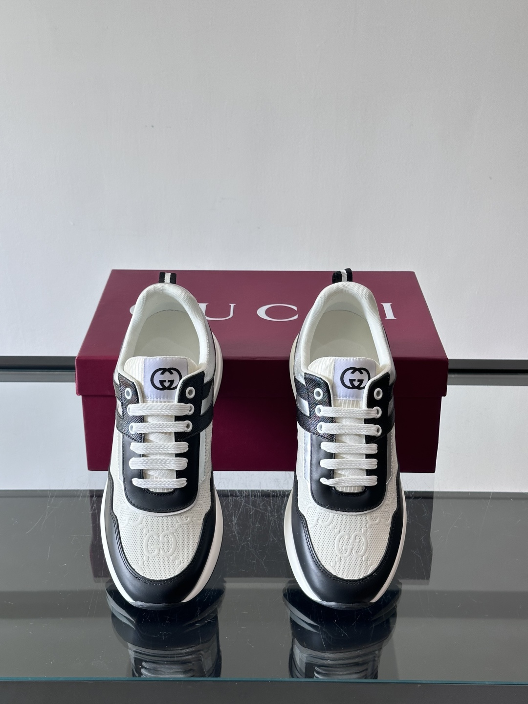Gucci经典的老爹鞋，采用冲孔与皮革拼接设计，鞋身侧面有品牌标志性双G压印，搭配厚底设计，兼具舒适度与