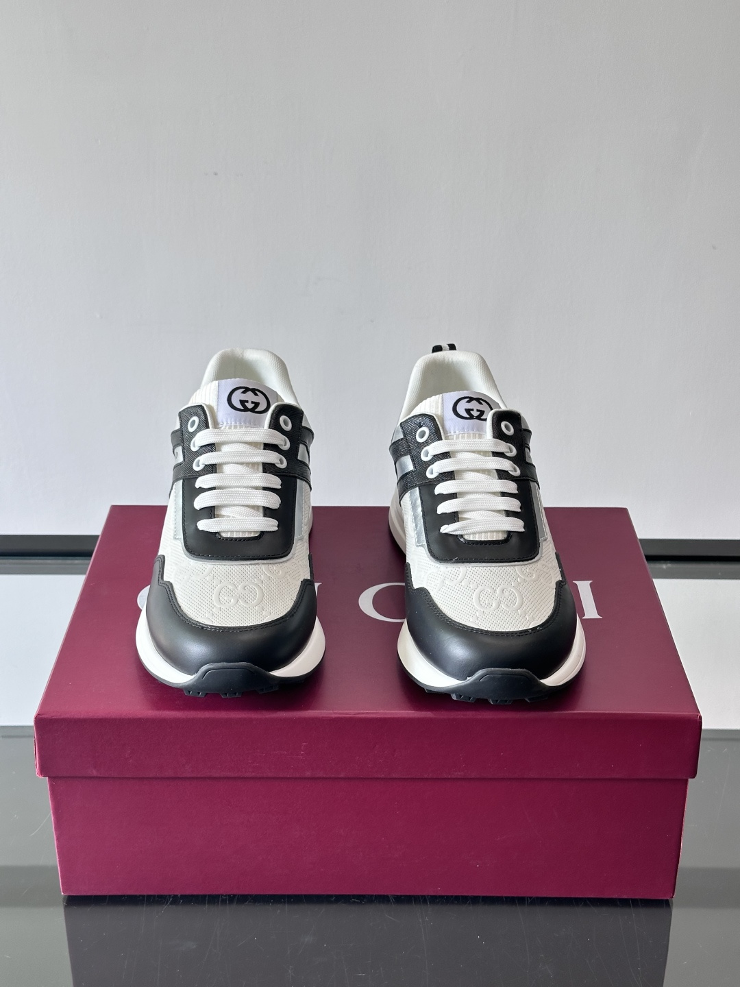 Gucci经典的老爹鞋，采用冲孔与皮革拼接设计，鞋身侧面有品牌标志性双G压印，搭配厚底设计，兼具舒适度与