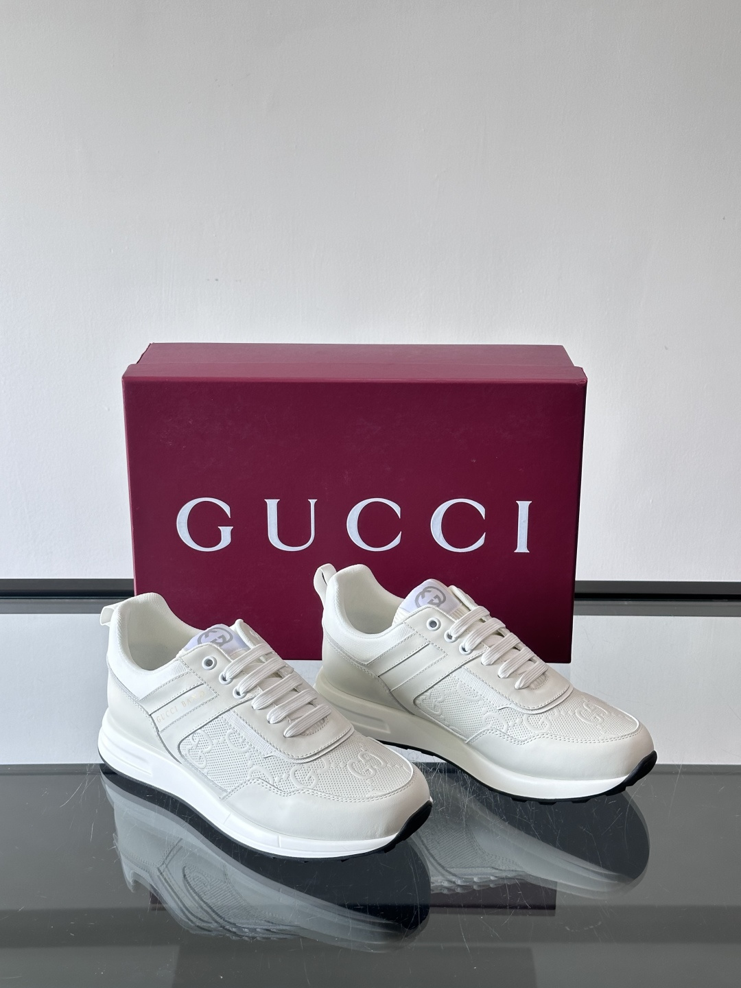 Gucci经典的老爹鞋，采用冲孔与皮革拼接设计，鞋身侧面有品牌标志性双G压印，搭配厚底设计，兼具舒适度与