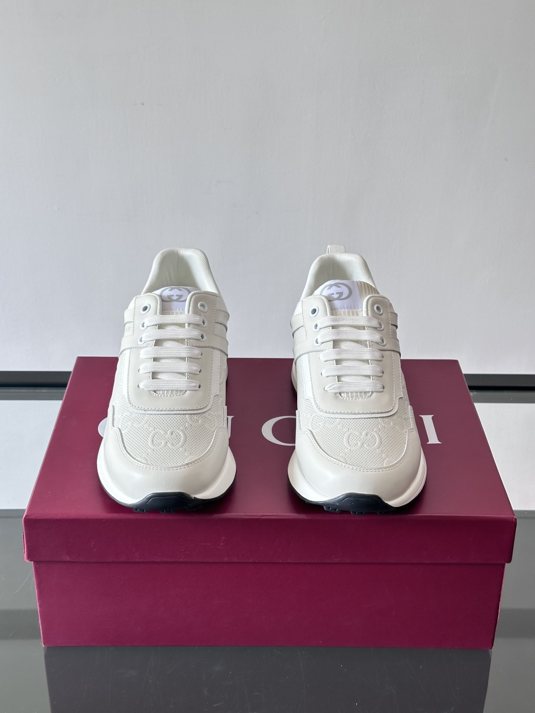 Gucci经典的老爹鞋，采用冲孔与皮革拼接设计，鞋身侧面有品牌标志性双G压印，搭配厚底设计，兼具舒适度与