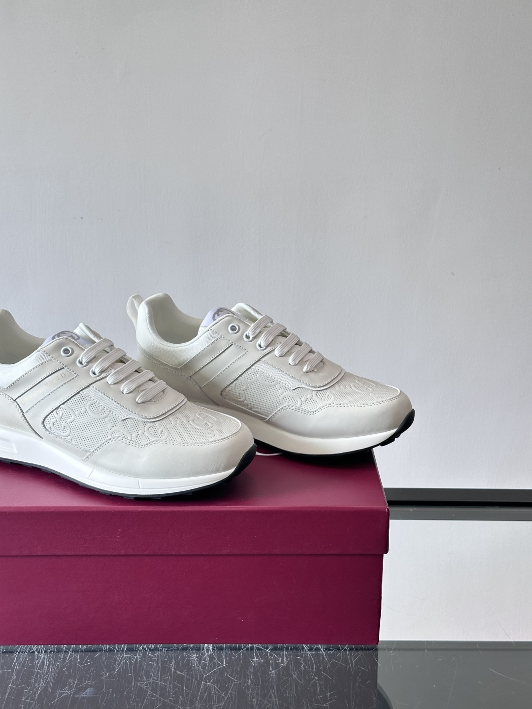 Gucci经典的老爹鞋，采用冲孔与皮革拼接设计，鞋身侧面有品牌标志性双G压印，搭配厚底设计，兼具舒适度与