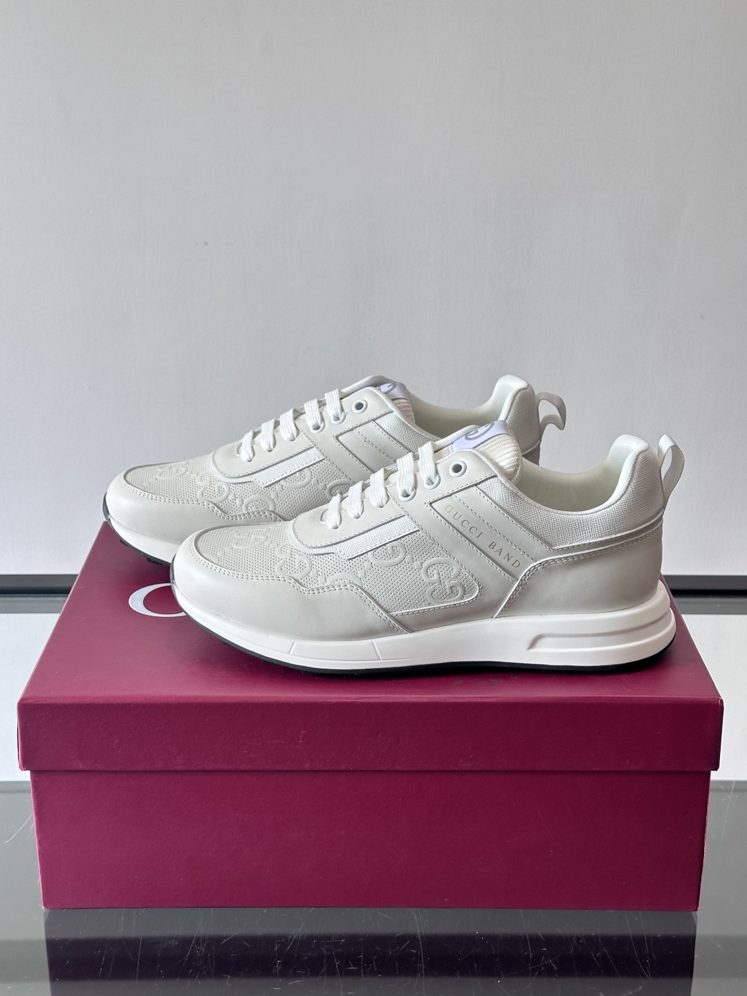 Gucci经典的老爹鞋，采用冲孔与皮革拼接设计，鞋身侧面有品牌标志性双G压印，搭配厚底设计，兼具舒适度与