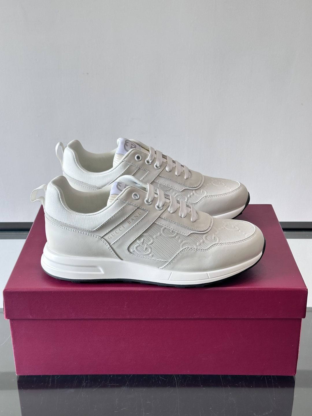 Gucci经典的老爹鞋，采用冲孔与皮革拼接设计，鞋身侧面有品牌标志性双G压印，搭配厚底设计，兼具舒适度与