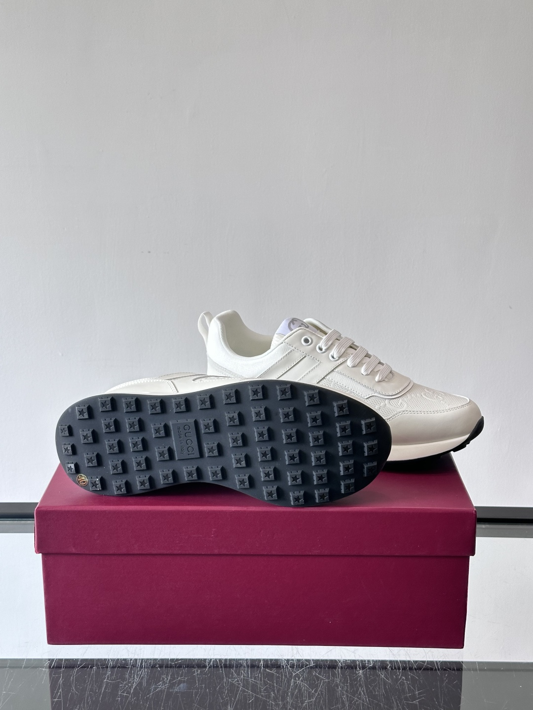 Gucci经典的老爹鞋，采用冲孔与皮革拼接设计，鞋身侧面有品牌标志性双G压印，搭配厚底设计，兼具舒适度与