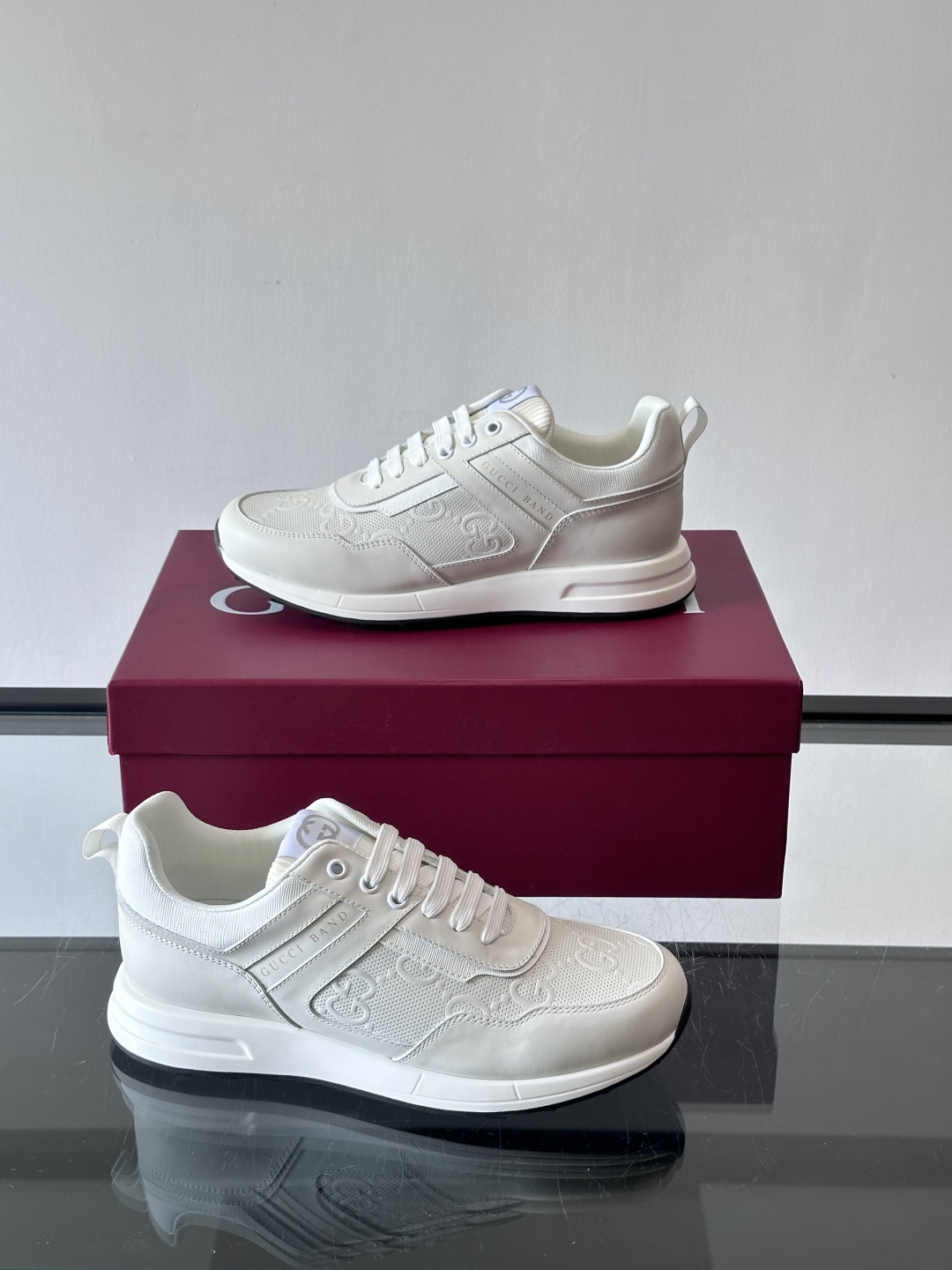 Gucci经典的老爹鞋，采用冲孔与皮革拼接设计，鞋身侧面有品牌标志性双G压印，搭配厚底设计，兼具舒适度与