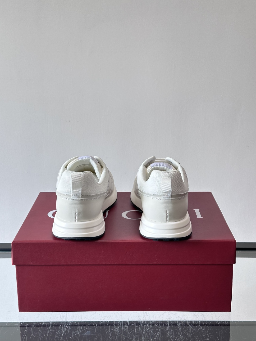 Gucci经典的老爹鞋，采用冲孔与皮革拼接设计，鞋身侧面有品牌标志性双G压印，搭配厚底设计，兼具舒适度与