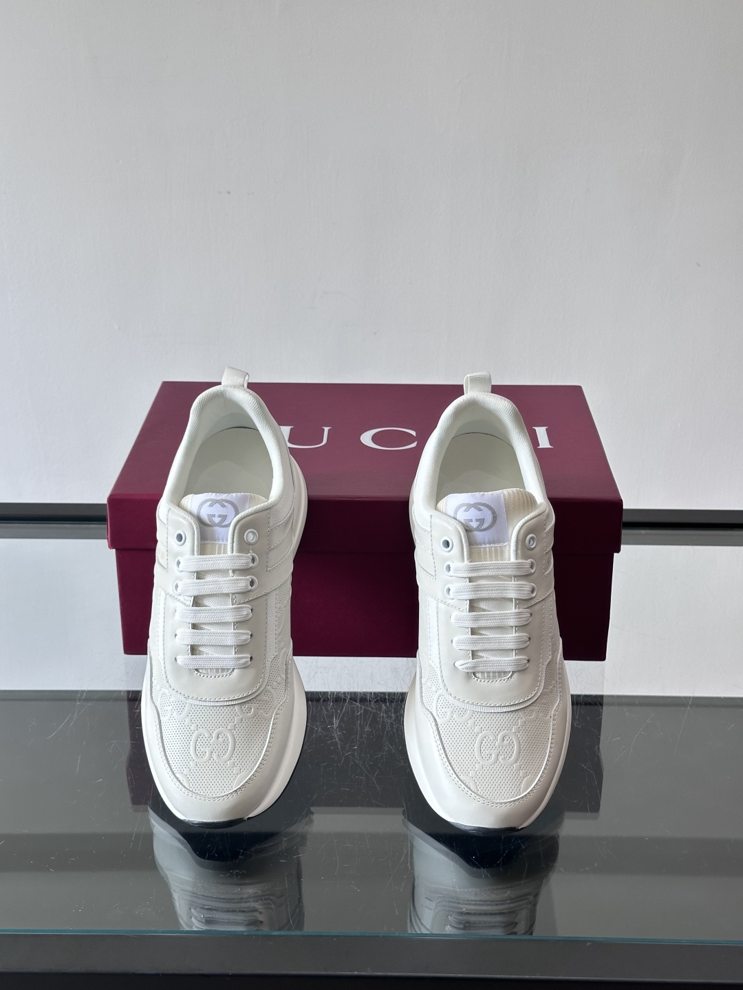 Gucci经典的老爹鞋，采用冲孔与皮革拼接设计，鞋身侧面有品牌标志性双G压印，搭配厚底设计，兼具舒适度与